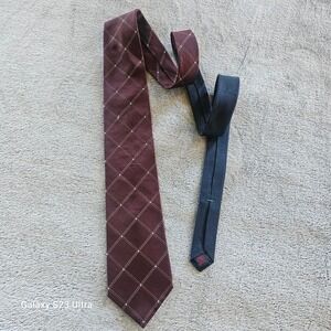 Tommy Hilfiger, 60" maroon & white geometric design neck tie, men's, excellent